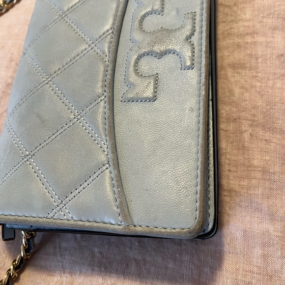 Powder blue Tory Burch quilted leather crossbody bag - Picture 3 of 4